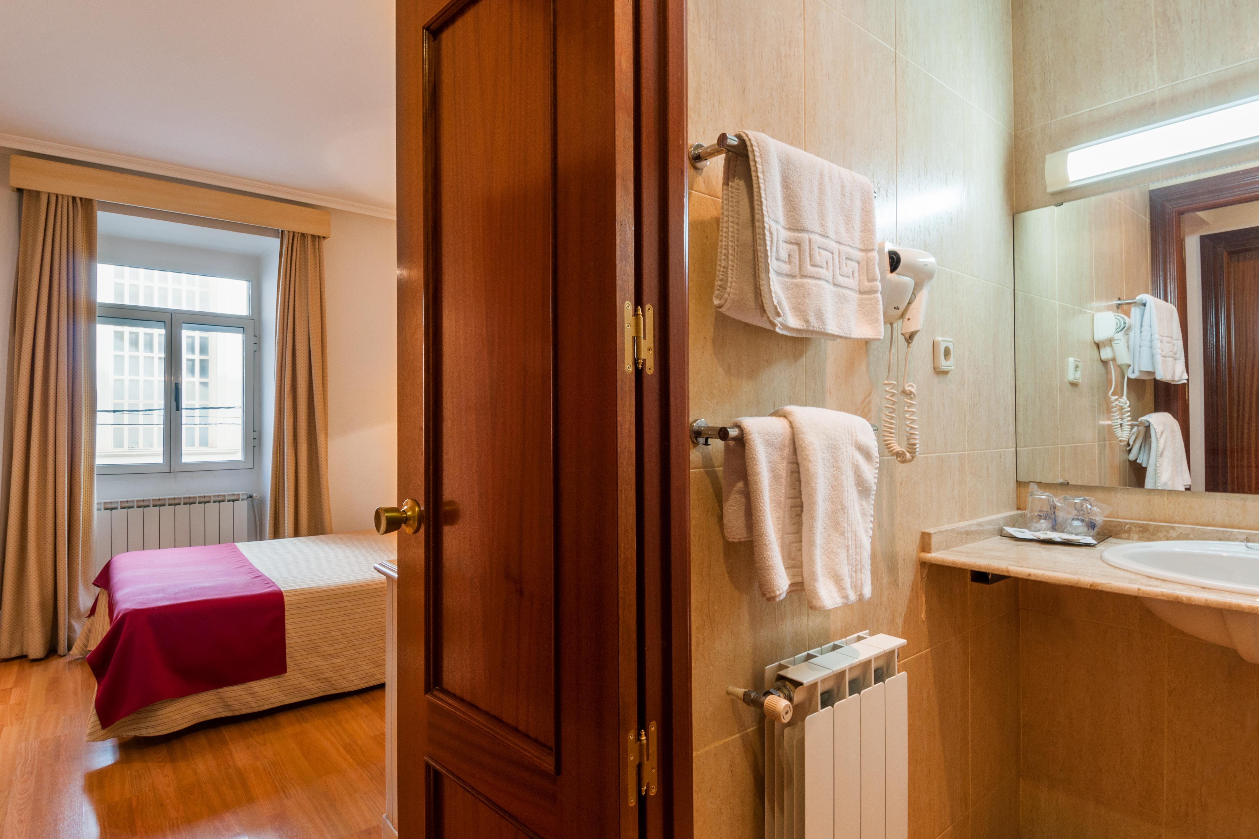 Hotel Victoria ลีนาเรส ภายนอก รูปภาพ