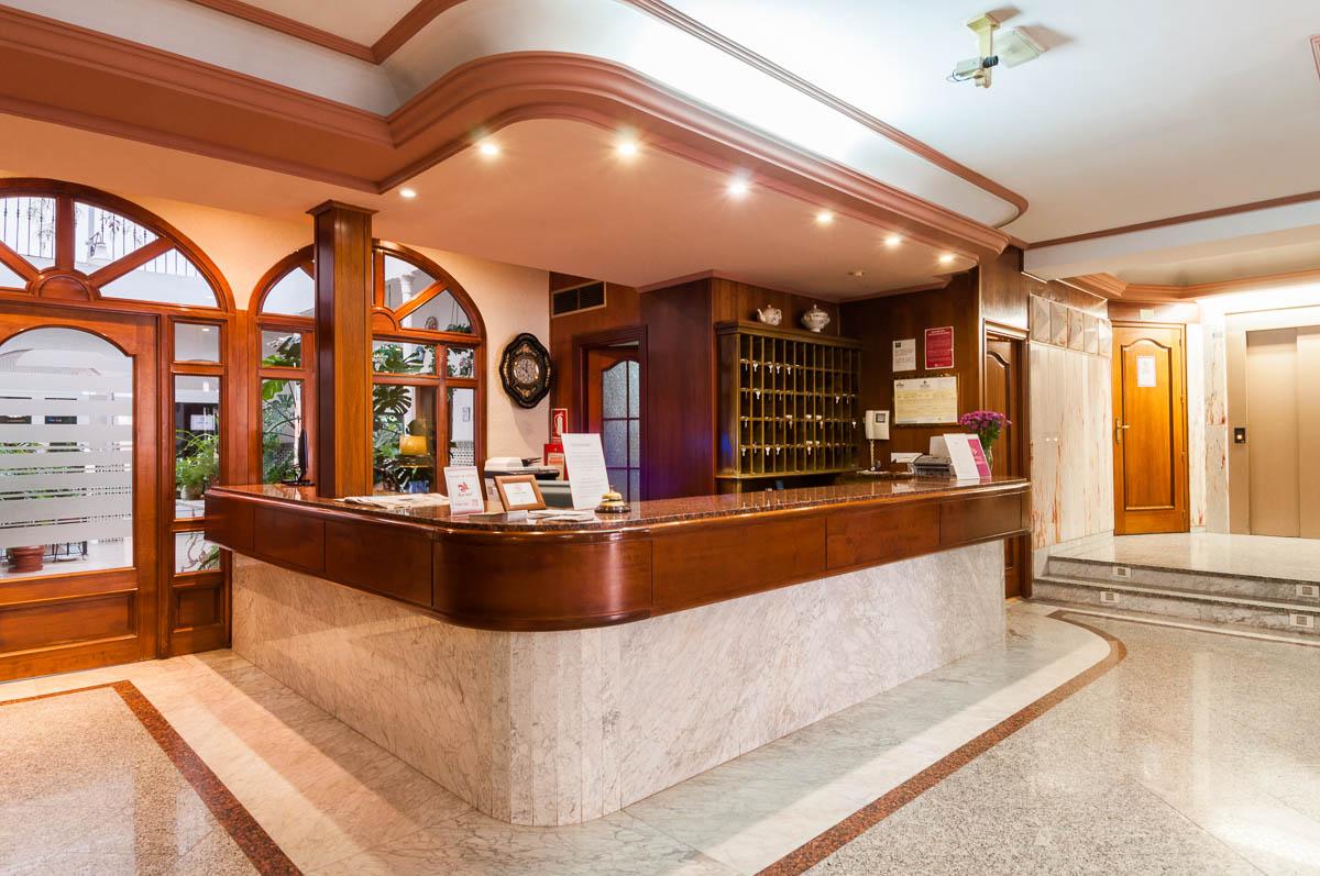 Hotel Victoria ลีนาเรส ภายนอก รูปภาพ